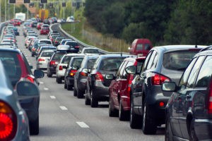 ¿Quién debe pagar por mis lesiones tras un accidente en el que se vieron implicados tres coches?