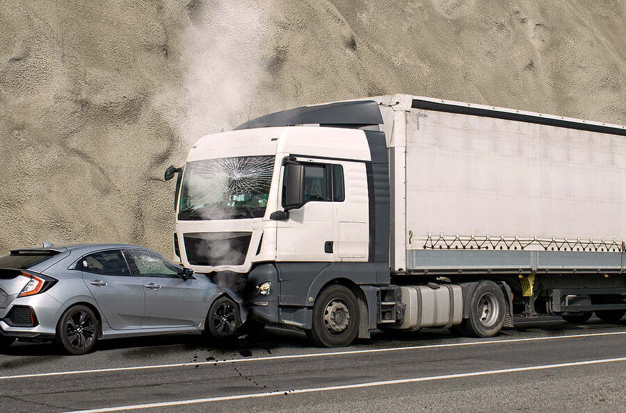 los camioneros que beben y conducen provocan un accidente de tráfico