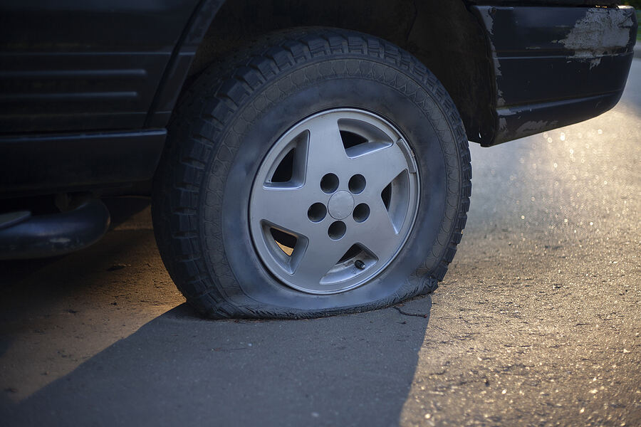 El reventón de un neumático provoca un accidente