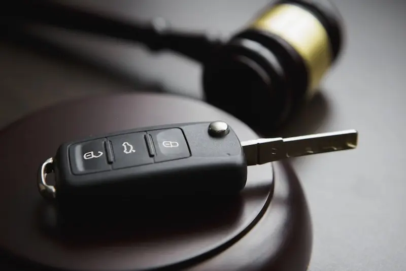 Snapshot of car keys beside a gavel, highlighting the importance of understanding "comparative fault" in Texas and how it affects liability.