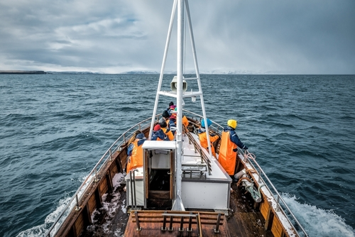 Tripulación de pesca a bordo de una embarcación en el agua, que ilustra a las partes que pueden ser consideradas responsables de un accidente náutico.