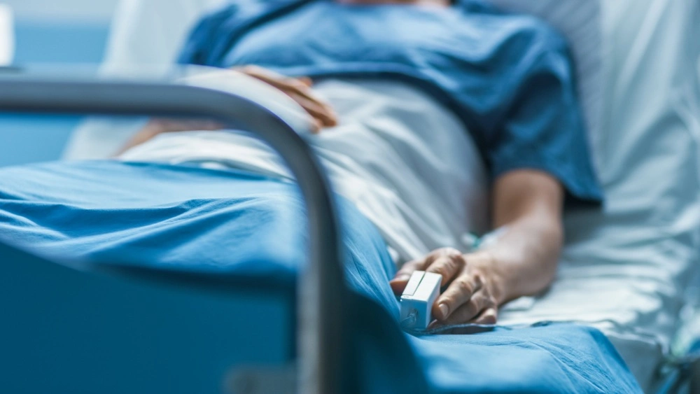 Paciente en una cama de hospital bajo atención médica, lo que ilustra la gravedad de las lesiones medulares en Brownsville.