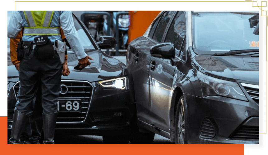 Escena de un accidente de tráfico con agentes de policía en el lugar, que ilustra la importancia de ponerse en contacto con un abogado especializado en homicidio culposo de Brownsville tras un accidente mortal.