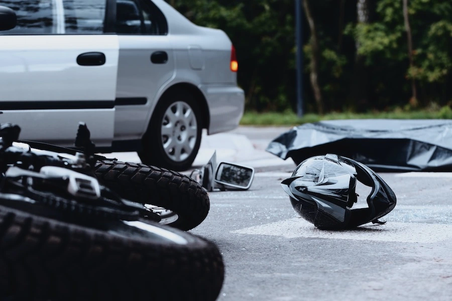 Escena de un accidente de moto en una carretera, que ilustra los accidentes de moto que se producen en Harlingen y en todo el condado de Cameron.