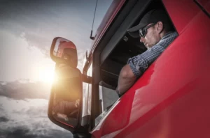 Conductor de camión al volante de un vehículo comercial en una carretera del sur de Texas, lo que ilustra el tráfico de camiones comerciales en todo el Valle del Río Grande.