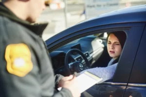 Una persona hablando con un agente de policía tras un accidente de tráfico, lo que ilustra los errores más comunes que hay que evitar tras un choque en Brownsville.
